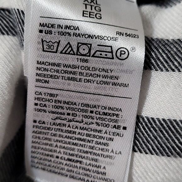 Old Navy woman's‎ white and black strip long sleeve button up shirt - Picture 5 of 7